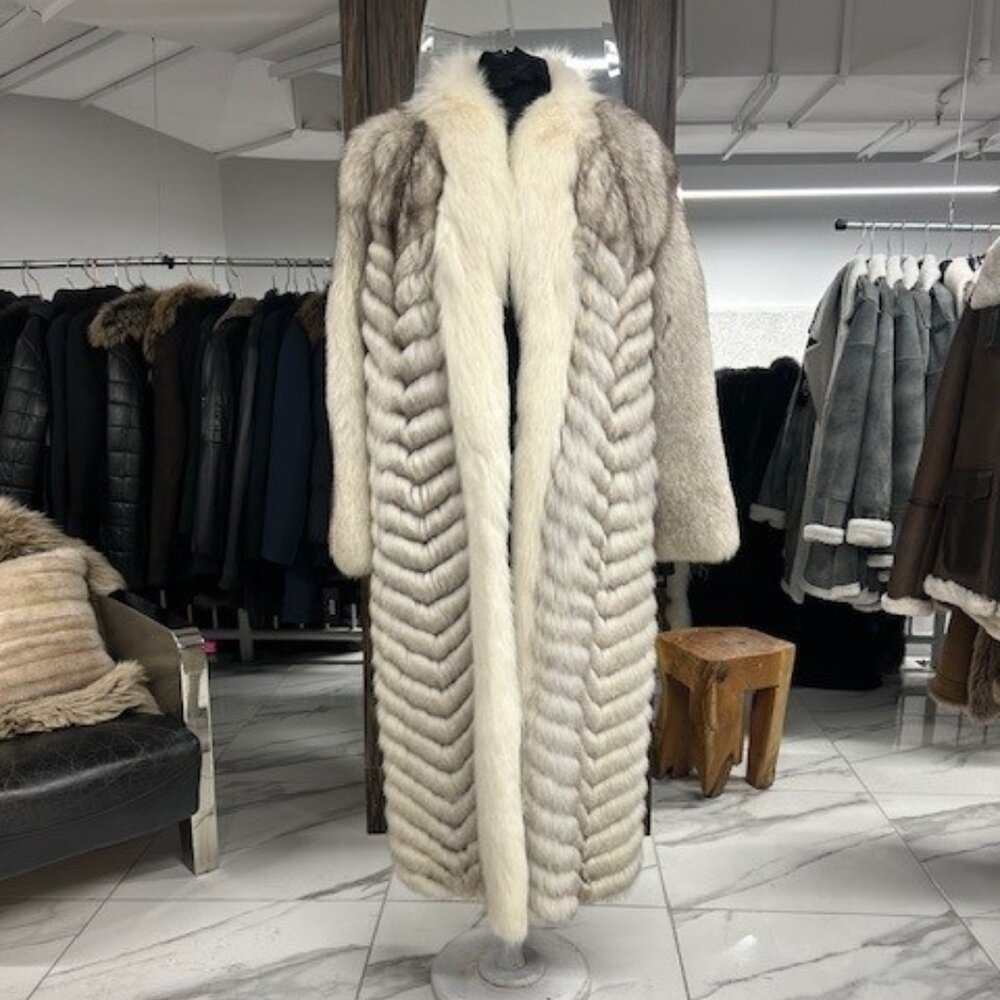 NOR FOX - CHEVRON BODY W/ WHITE FOX TUXEDO SLEEVES - WAS 6995, NOW 1895 SIZE M